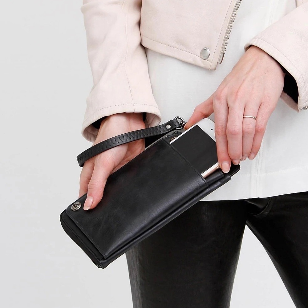 NEVER USED: Belle & Bloom Penelope leather wallet w/ wristlet hook. OS. Black.